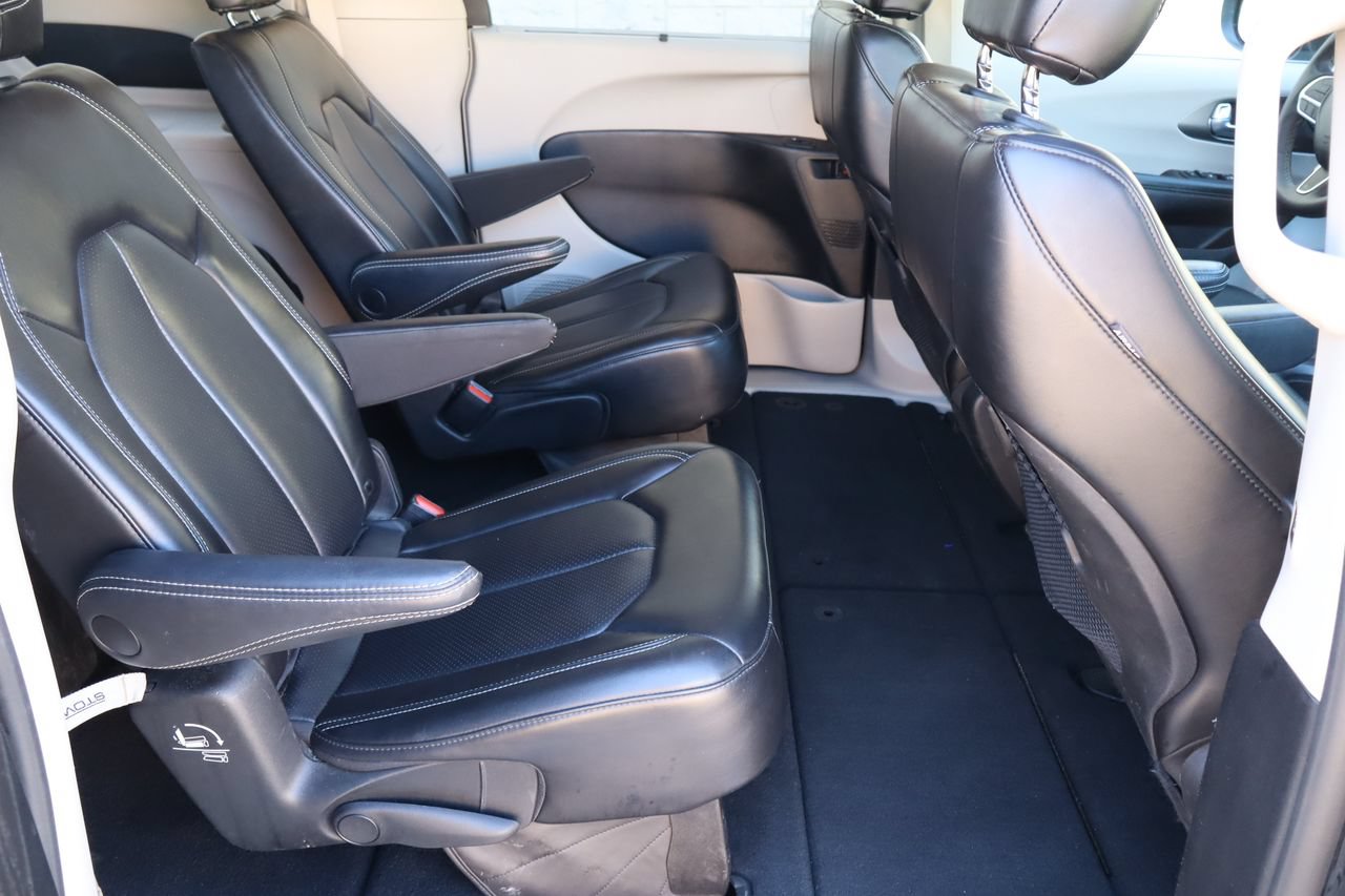 Used 2023 Chrysler Pacifica Touring-L FWD image 18