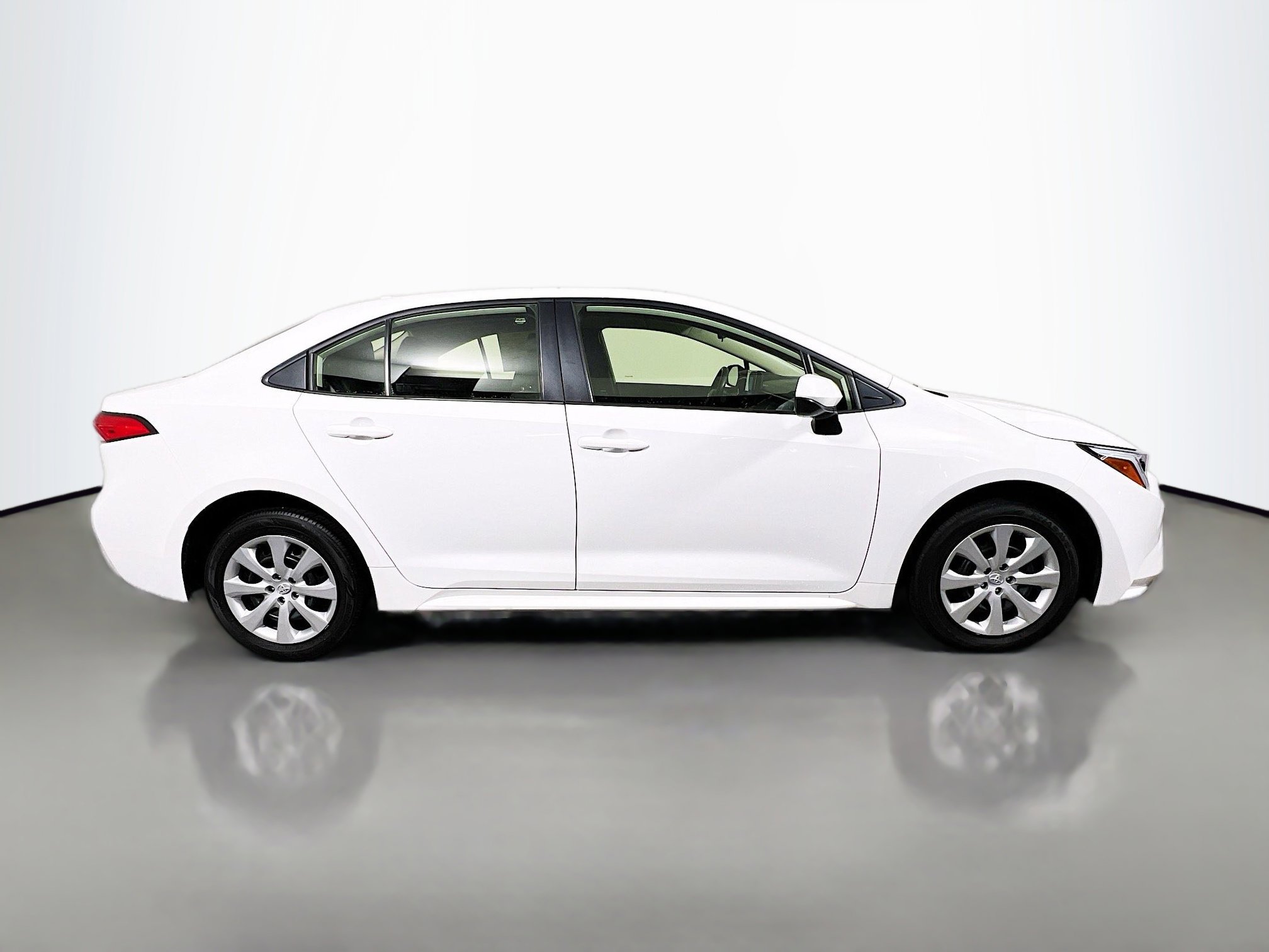 Used 2025 Toyota Corolla LE image 3