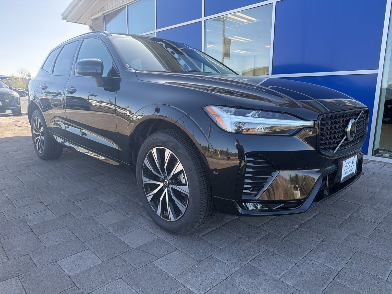 Used 2025 Volvo XC60 B5 Plus AWD/4WD image 2