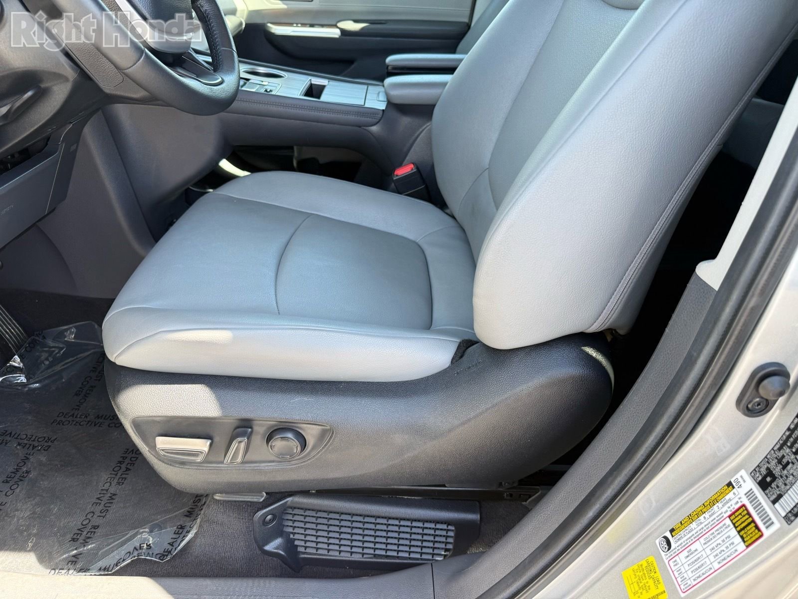 Used 2024 Toyota Sienna XLE FWD image 14