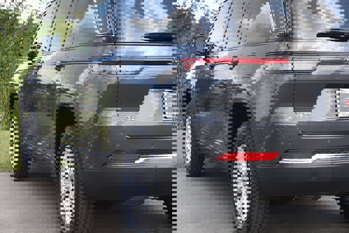 Used 2022 Jeep Grand Cherokee Limited image 25