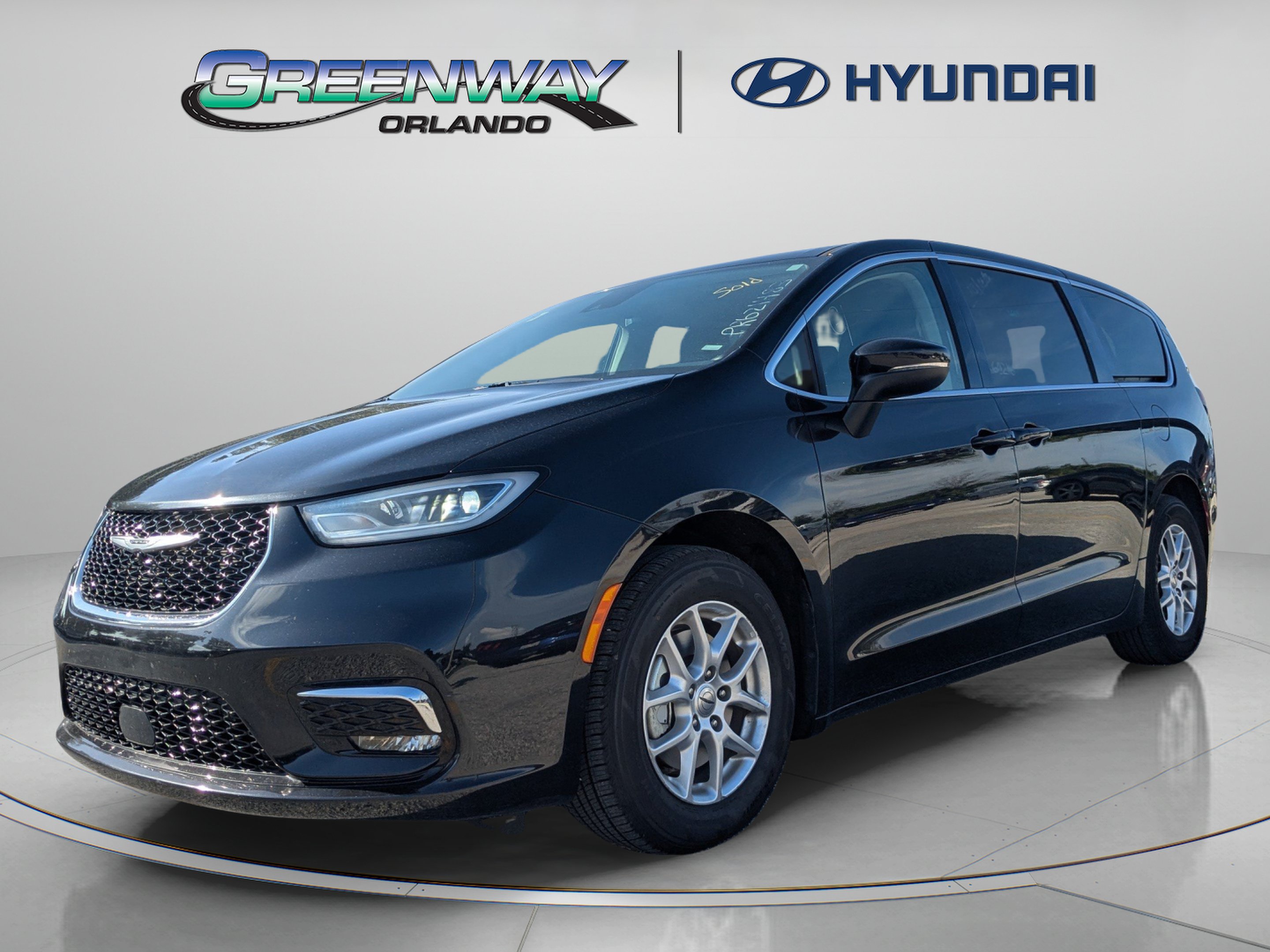 Used 2023 Chrysler Pacifica Touring-L FWD image 4
