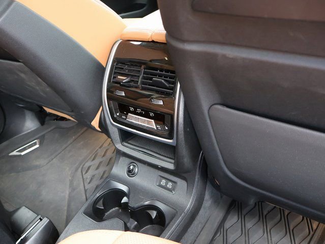 Used 2024 BMW X7 xDrive40i w/ Climate Comfort Package image 17