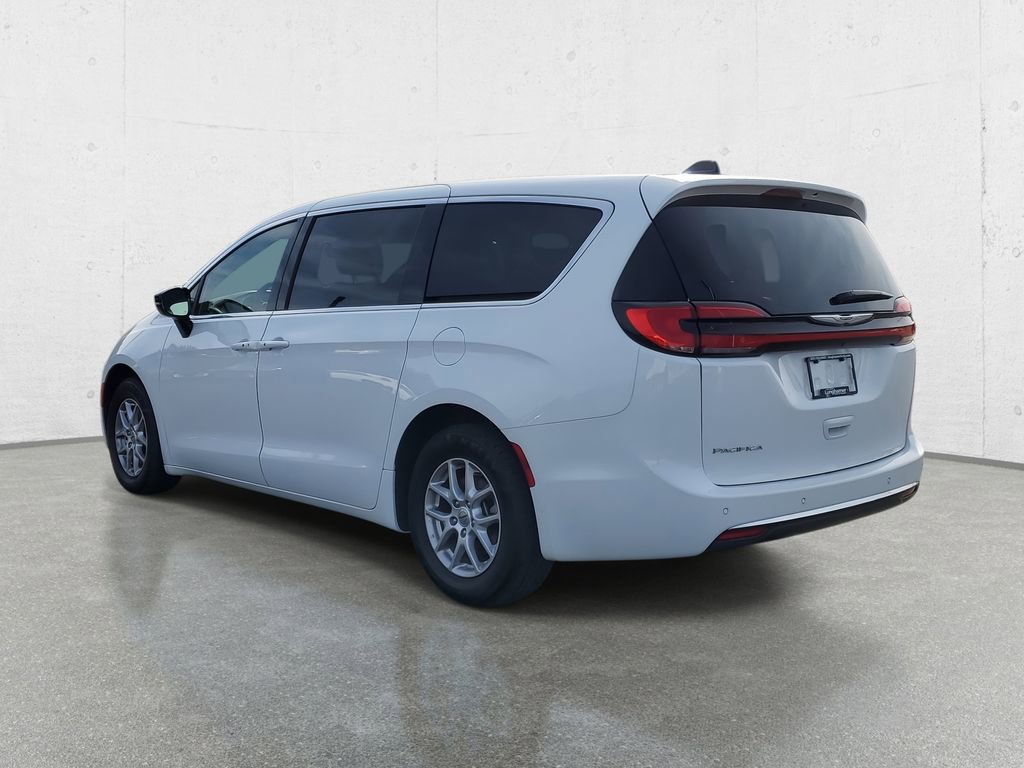 Used 2025 Chrysler Pacifica Select image 5