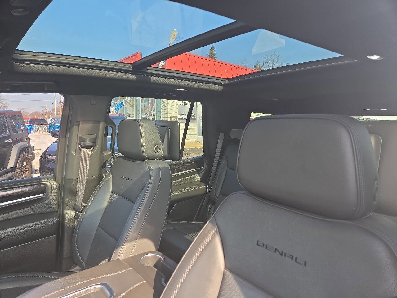 Used 2021 GMC Yukon Denali w/ Denali Premium Package image 15