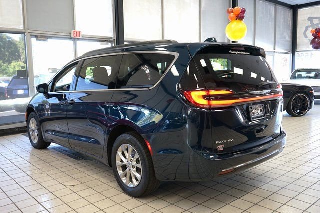 Used 2022 Chrysler Pacifica Touring-L image 5