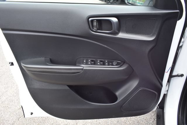 Used 2025 Hyundai Venue Limited FWD image 11
