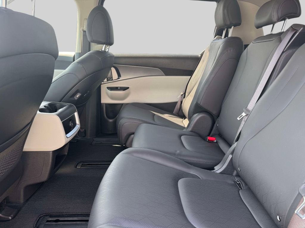 Used 2024 Kia Carnival LX FWD image 10