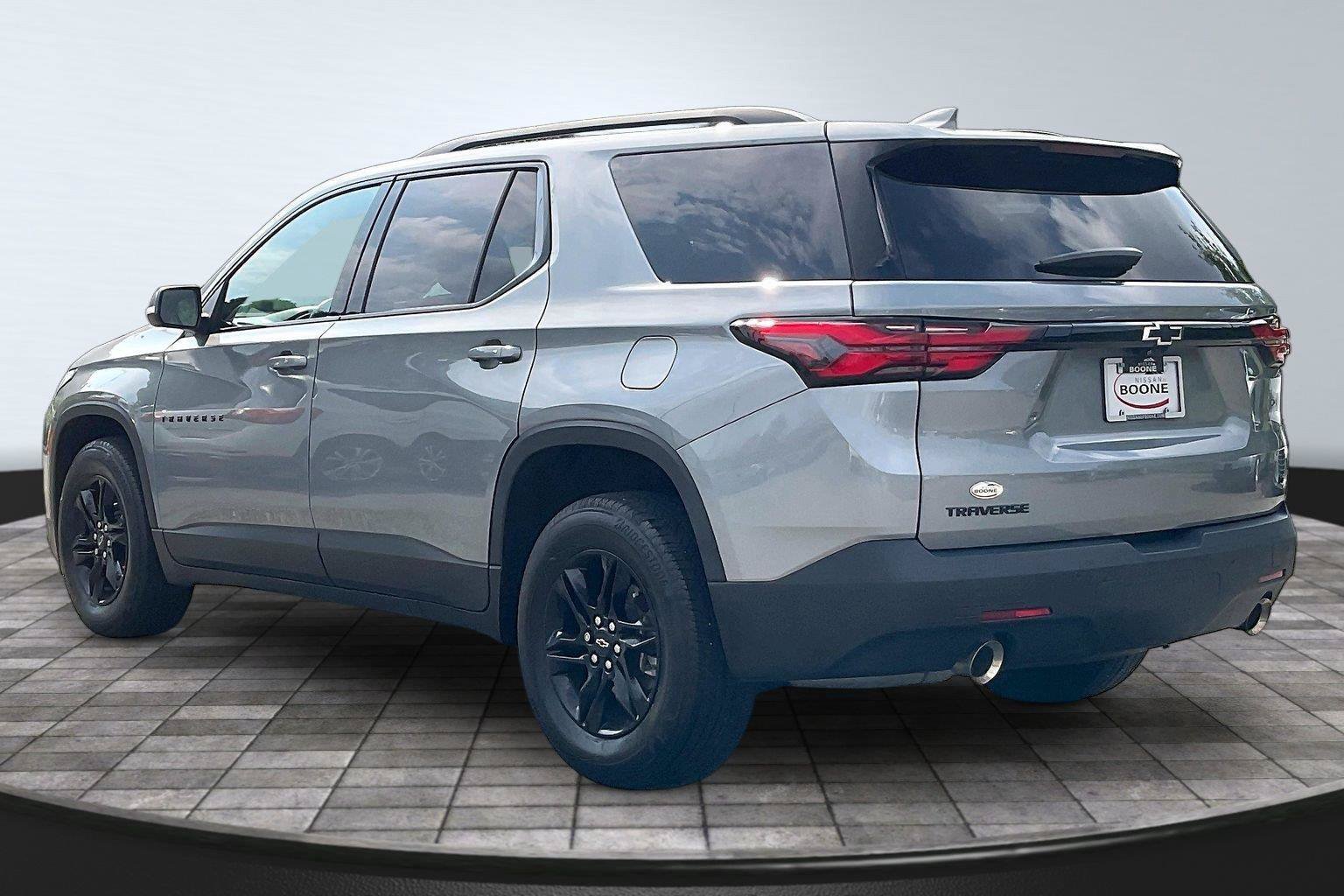 Used 2023 Chevrolet Traverse LT FWD image 3