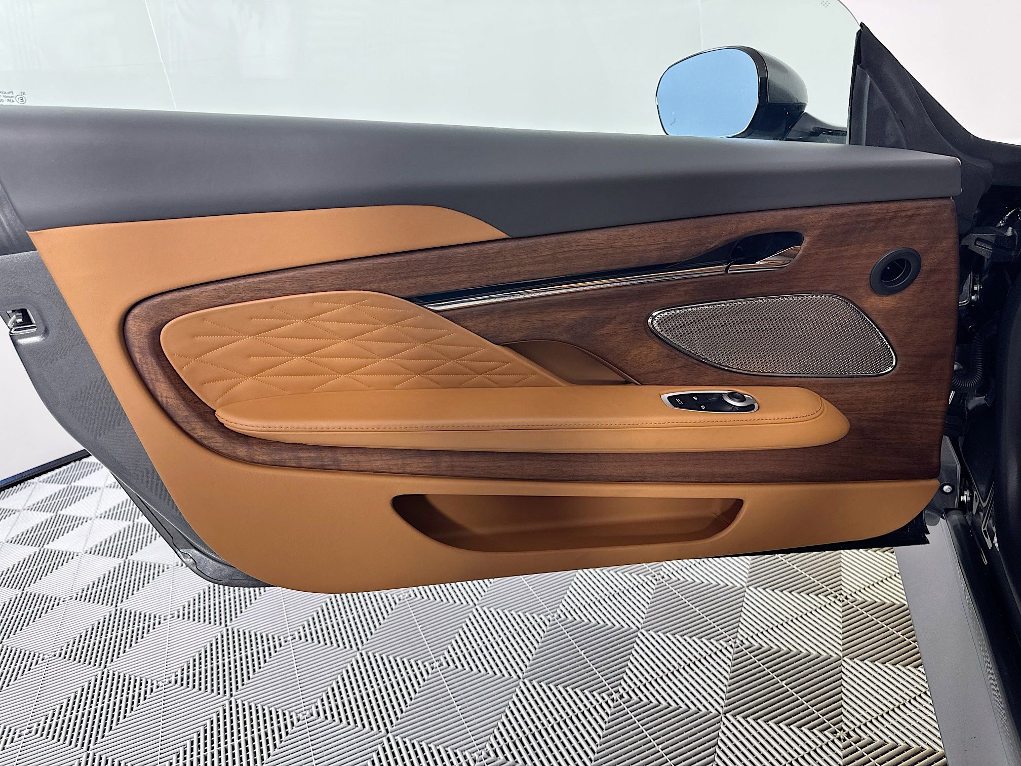 Used 2024 Aston Martin DB12 Coupe image 19