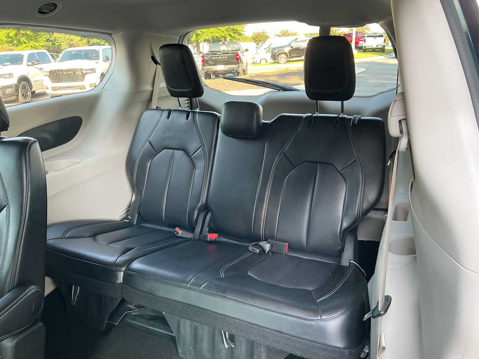 Used 2023 Chrysler Pacifica Touring-L FWD image 25