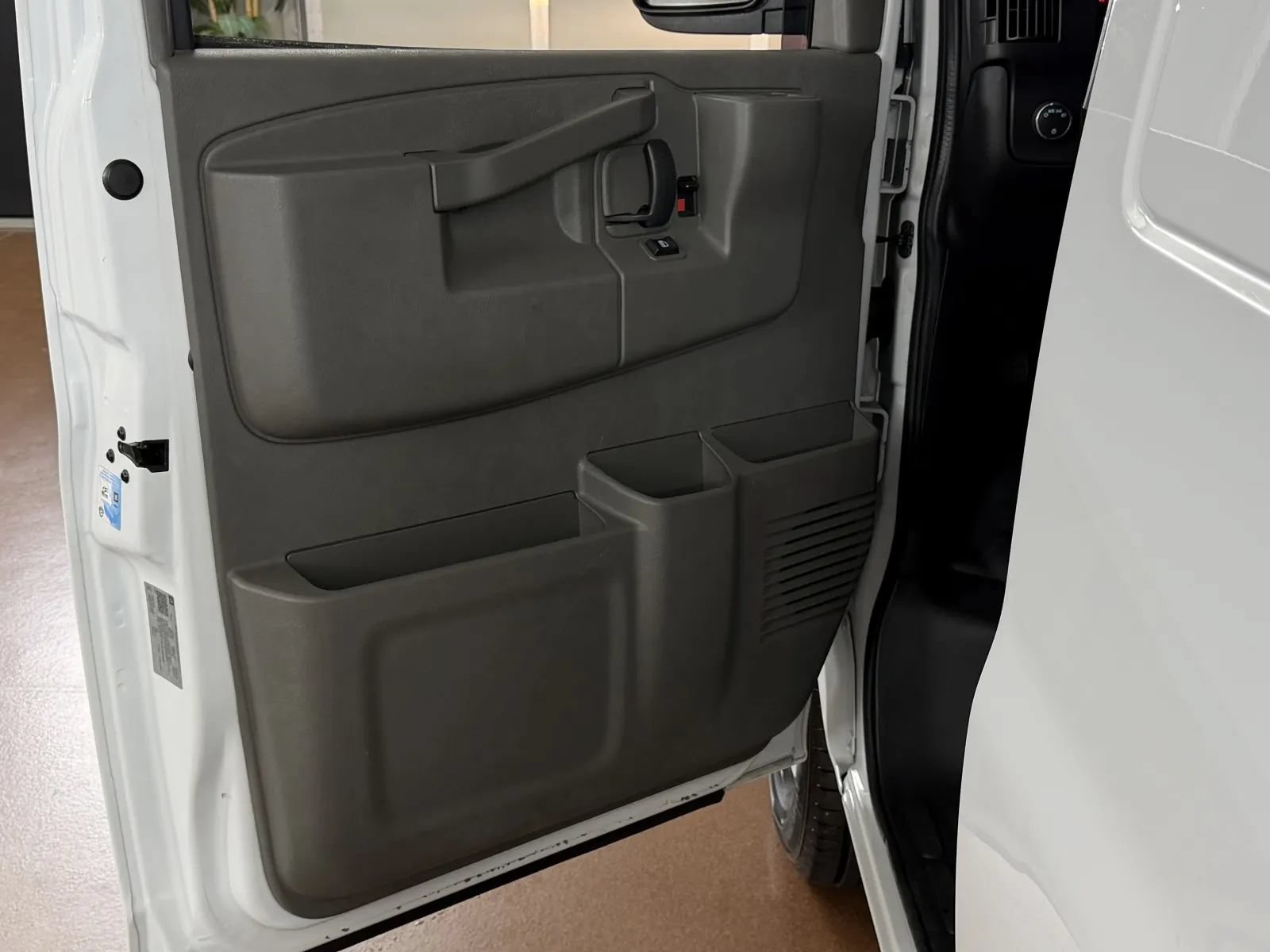 Used 2018 Chevrolet Express 2500 RWD image 13