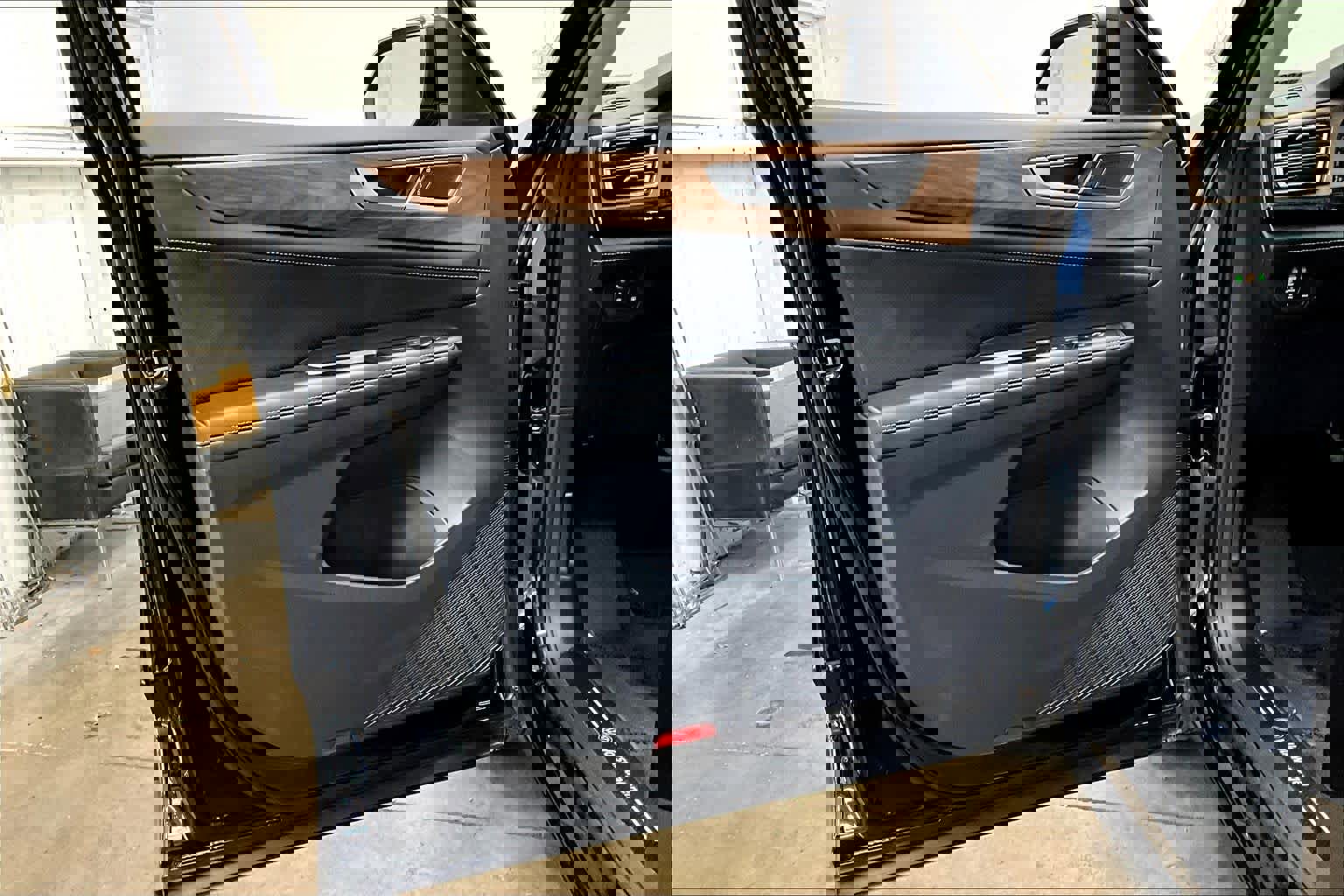 Used 2025 Volkswagen Atlas SE image 25