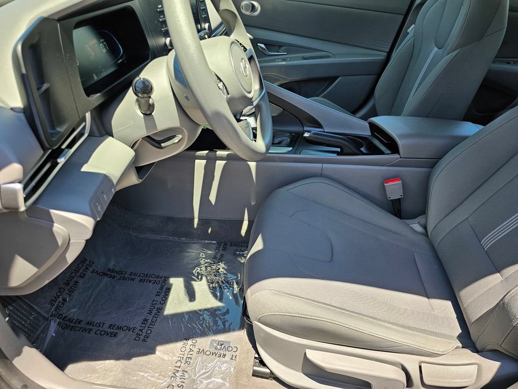 Certified 2025 Hyundai Elantra SE FWD image 23