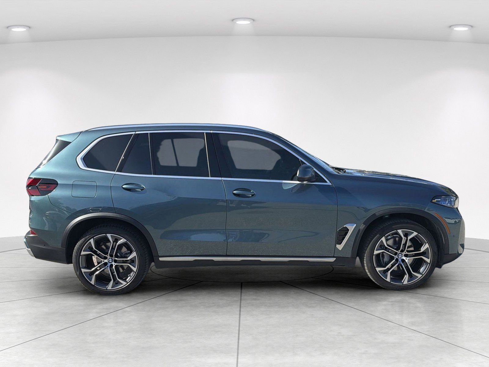 Certified 2024 BMW X5 sDrive40i w/ Premium Package RWD image 4