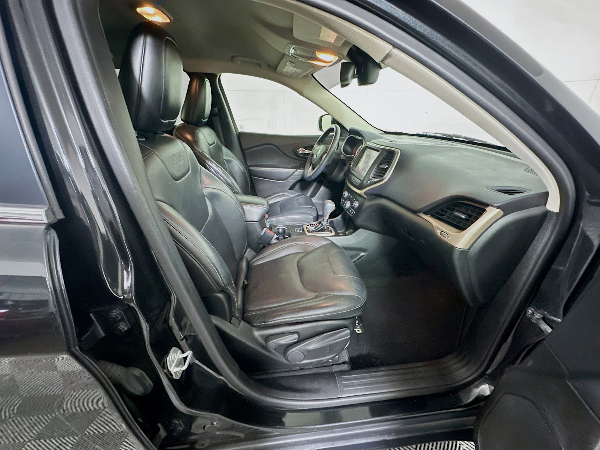 Used 2015 Jeep Cherokee Limited image 31