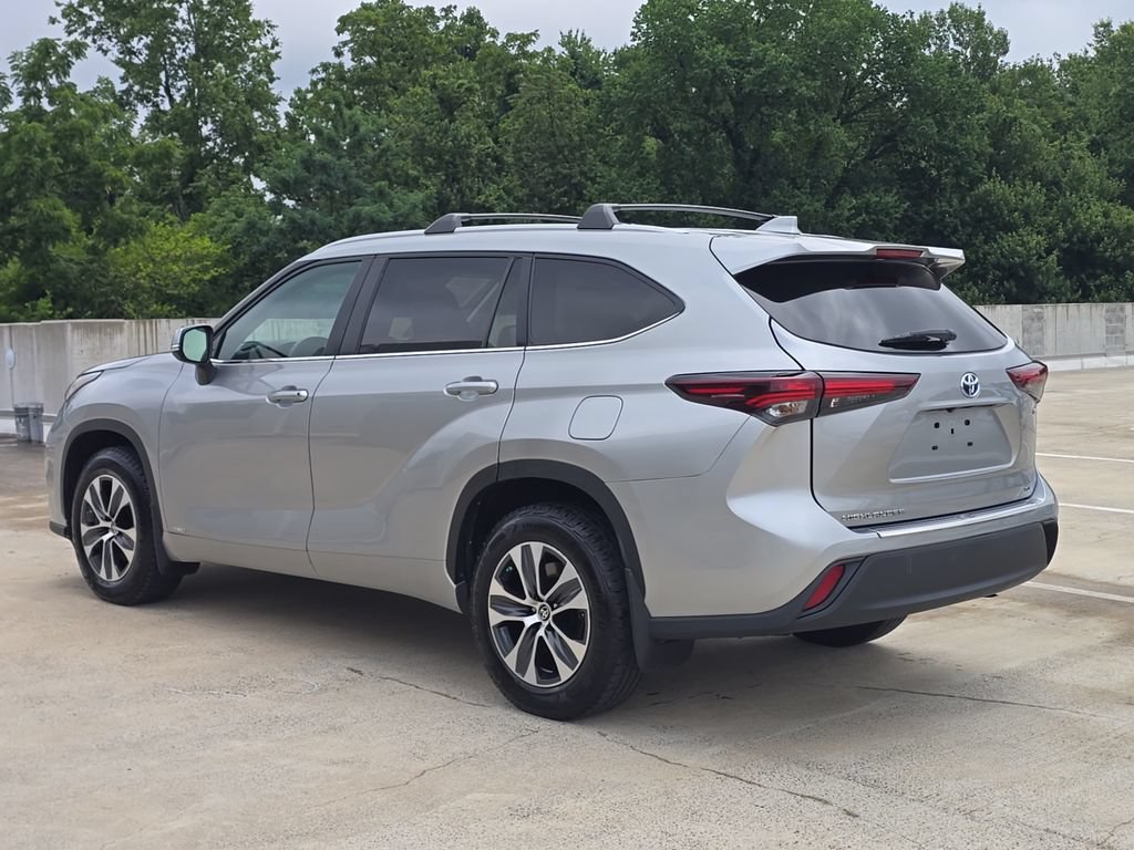 Used 2024 Toyota Highlander XLE AWD/4WD image 3