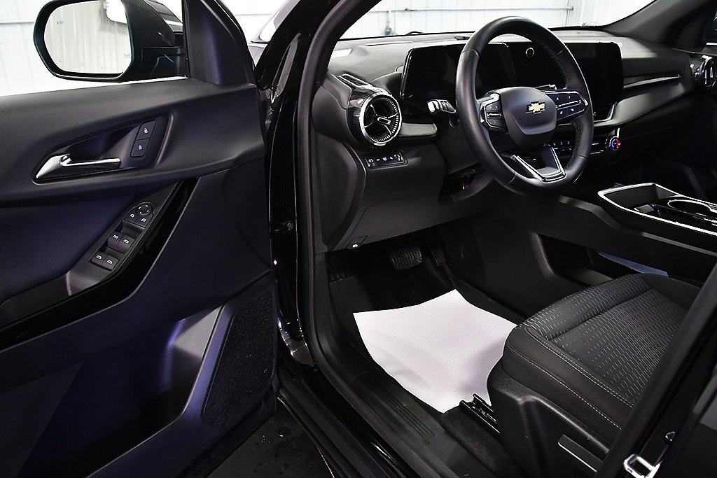 Used 2025 Chevrolet Equinox LT w/ Safety and Technology Package image 14