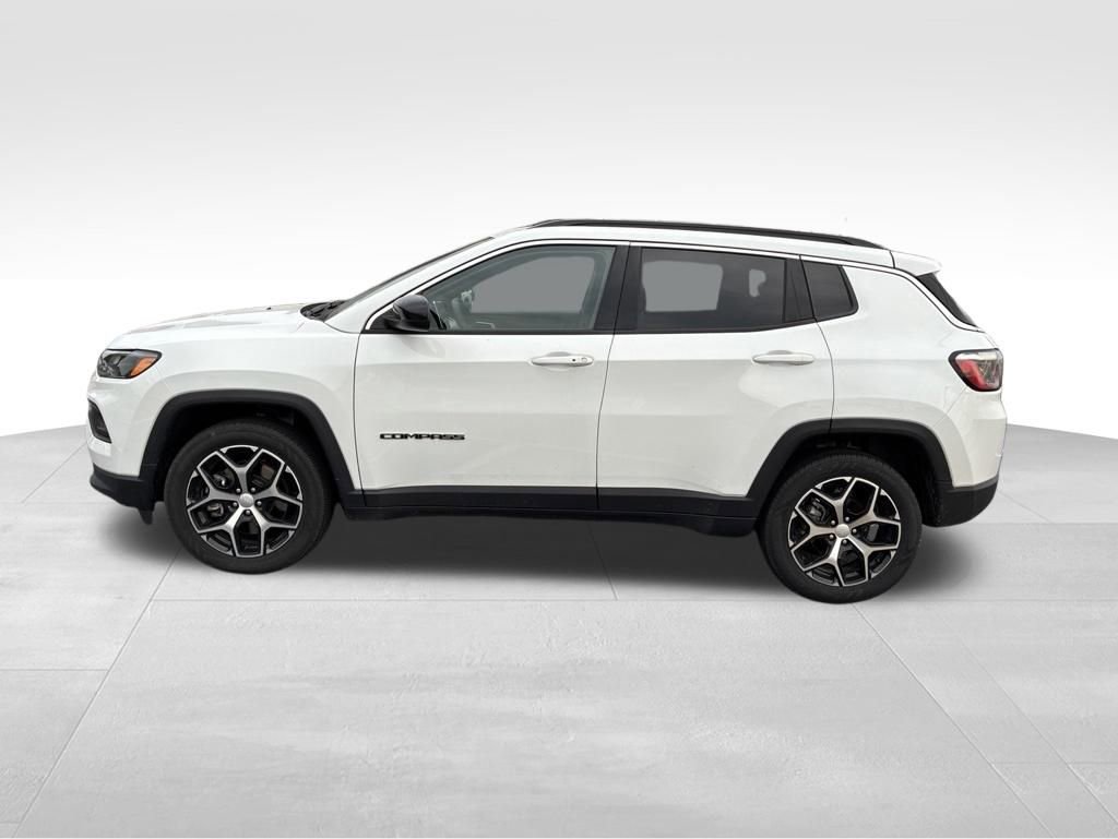 Used 2024 Jeep Compass Latitude AWD/4WD image 2