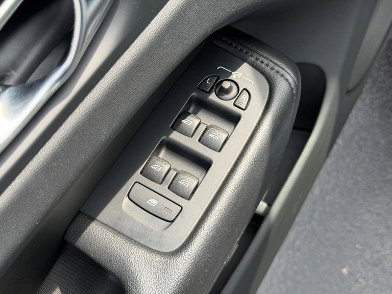 Certified 2023 Volvo XC60 B5 Core AWD/4WD image 17