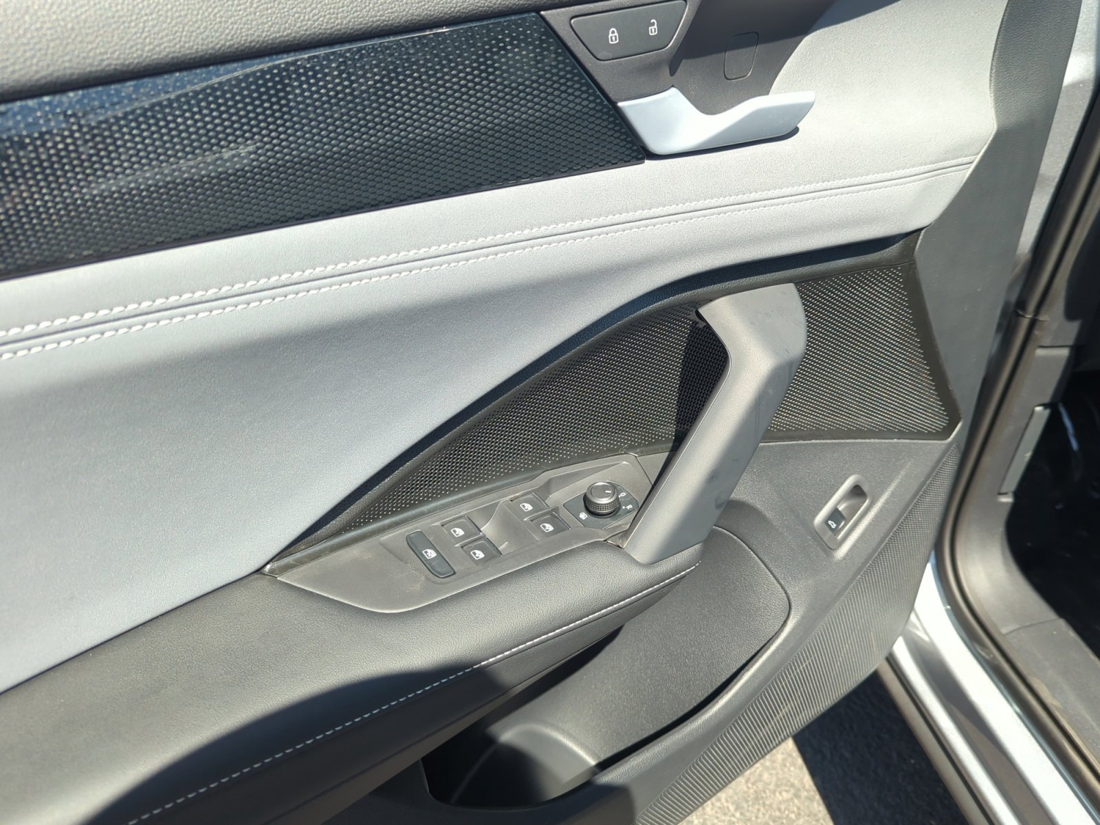 New 2025 Volkswagen Tiguan SE image 13