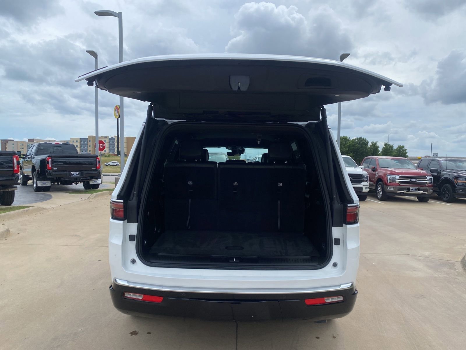 Used 2024 Jeep Wagoneer 4WD w/ Convenience Group I image 5