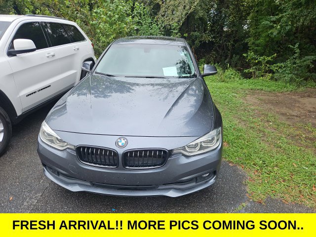 Used 2018 BMW 320i xDrive Sedan AWD/4WD image 2