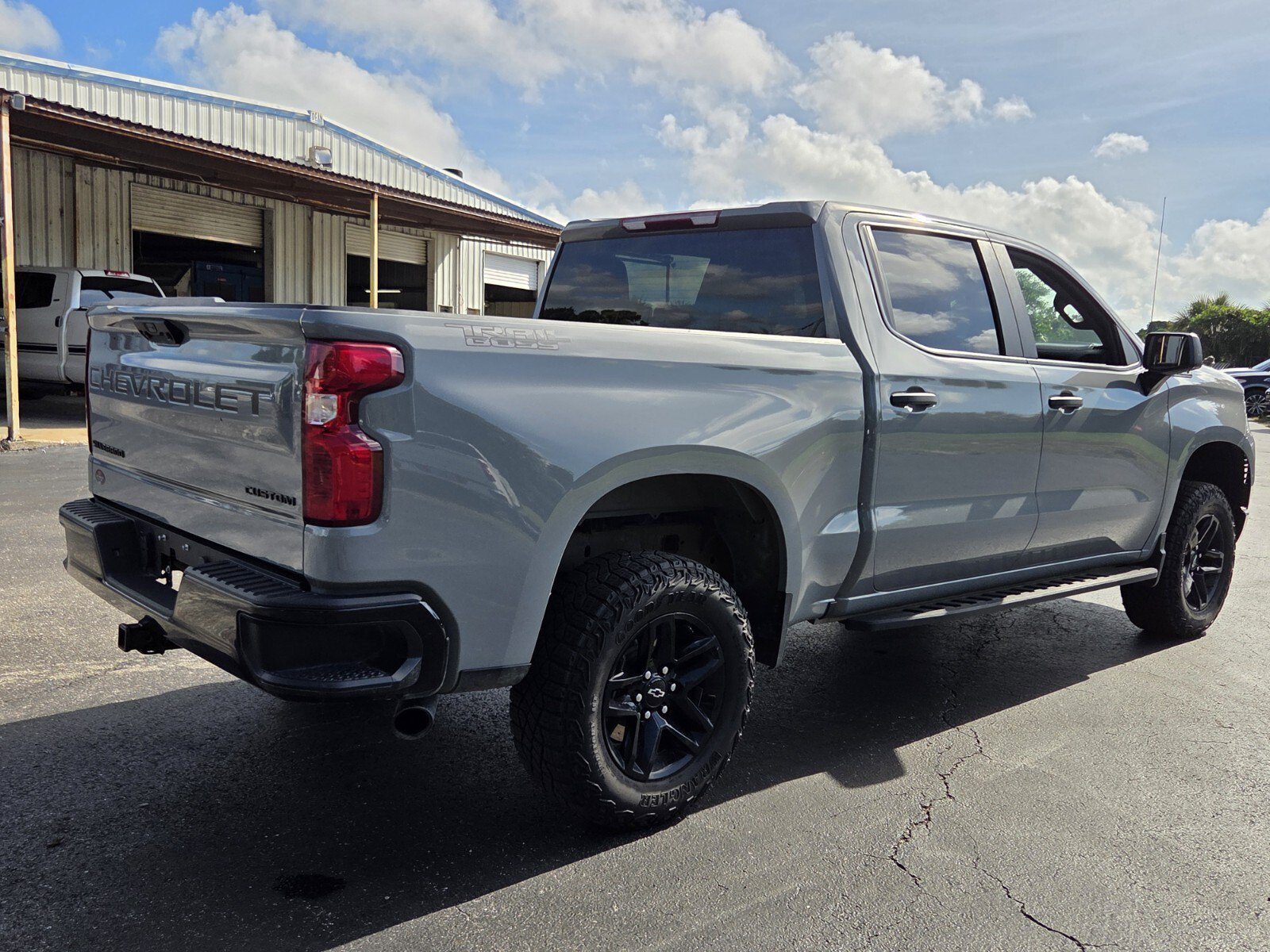 Used 2025 Chevrolet Silverado 1500 Custom Trail Boss w/ Dark Appearance Package AWD/4WD image 5