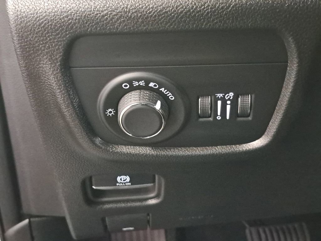 Used 2025 Jeep Grand Cherokee Laredo w/ Luxury Tech Group I image 28