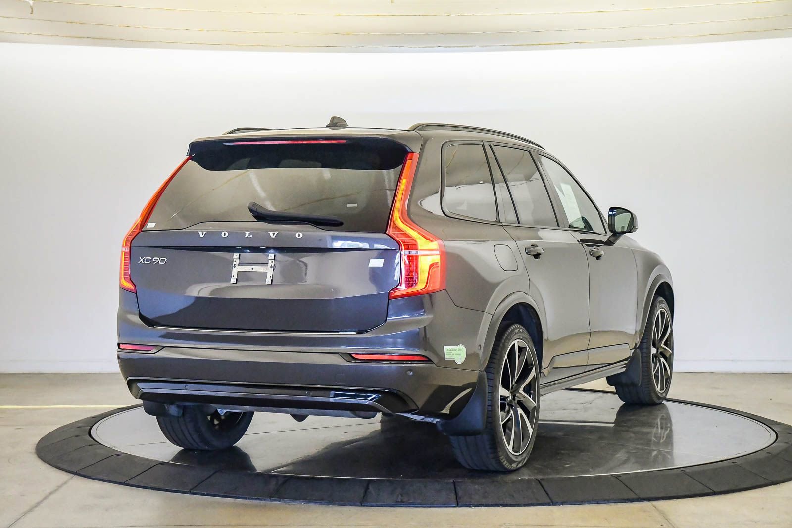 Certified 2023 Volvo XC90 T8 Ultimate w/ Protection Package Premier AWD/4WD image 5