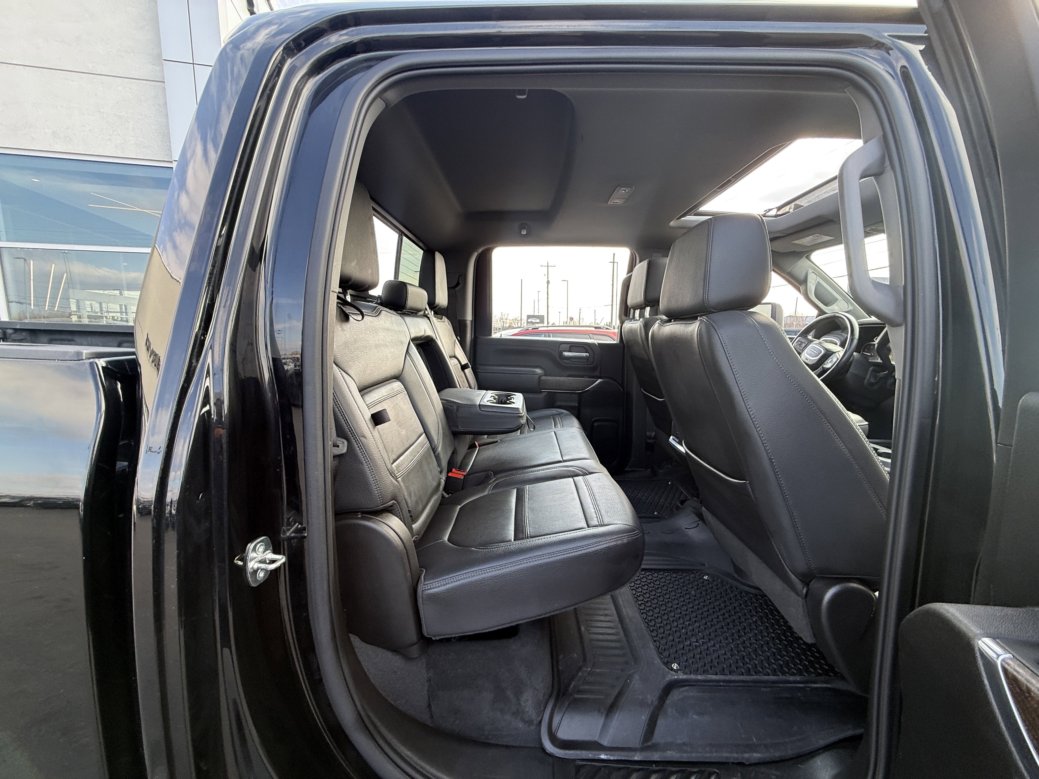 Used 2023 GMC Sierra 2500 Denali w/ Denali Black Diamond Edition AWD/4WD image 29