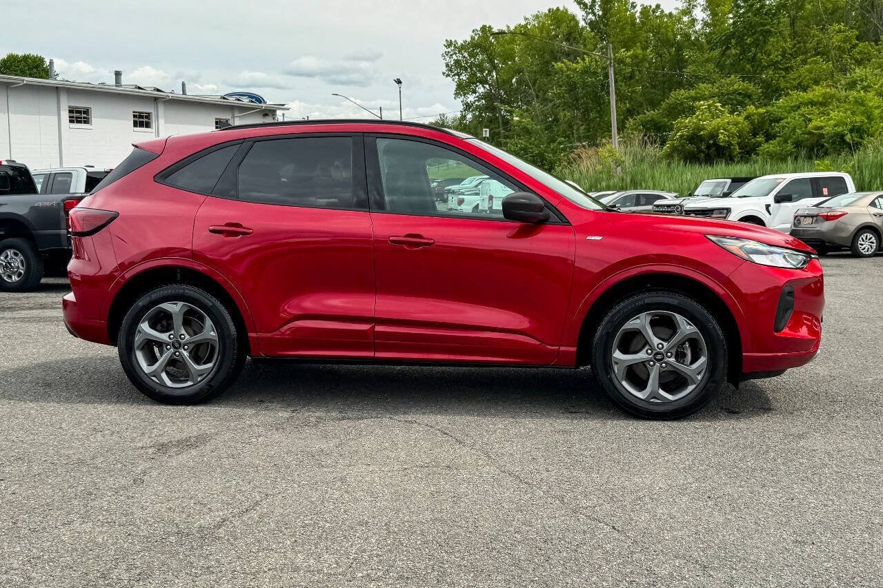 Used 2024 Ford Escape ST-Line w/ Tech Pack #1 AWD/4WD image 2