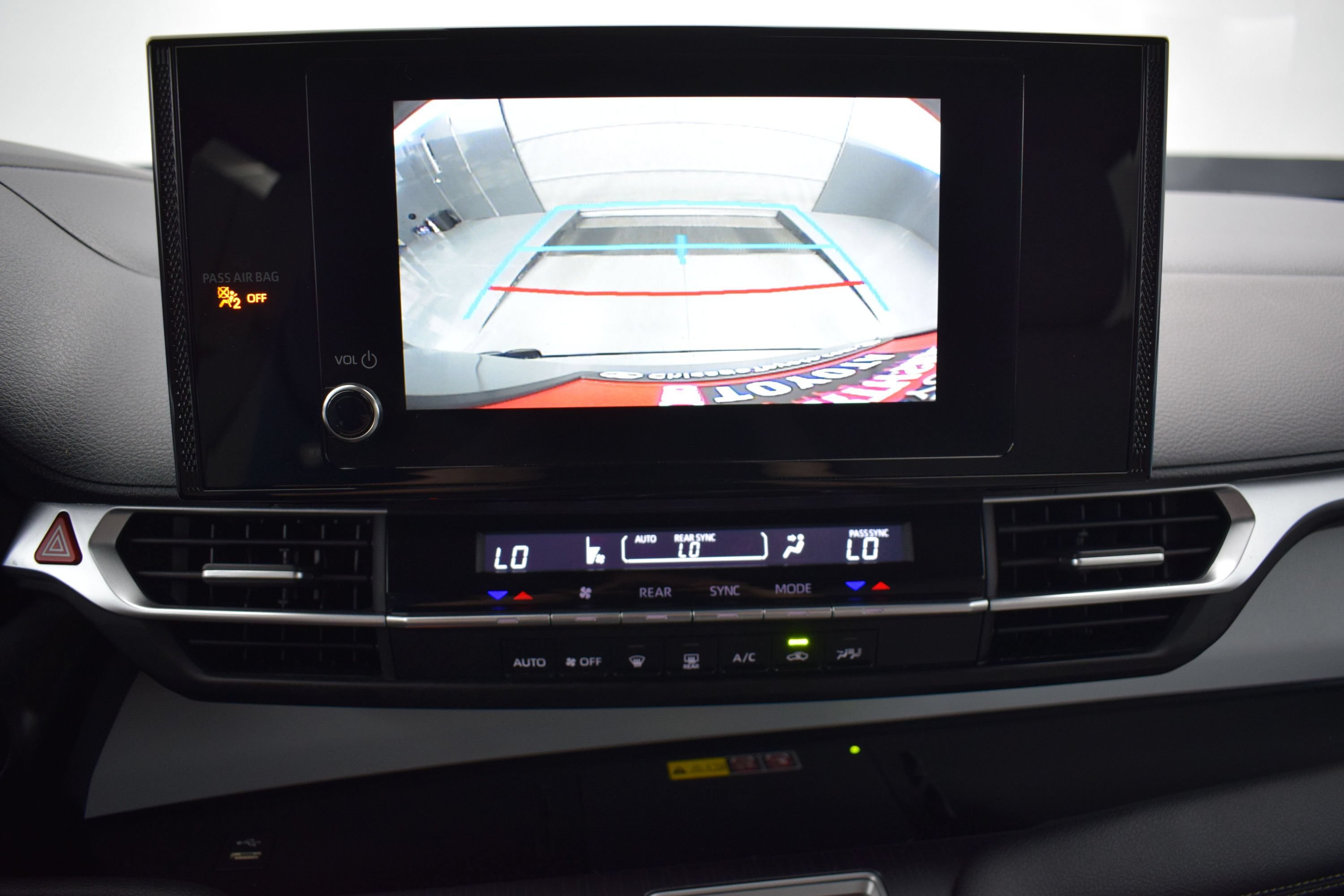 Used 2025 Toyota Sienna LE FWD image 17