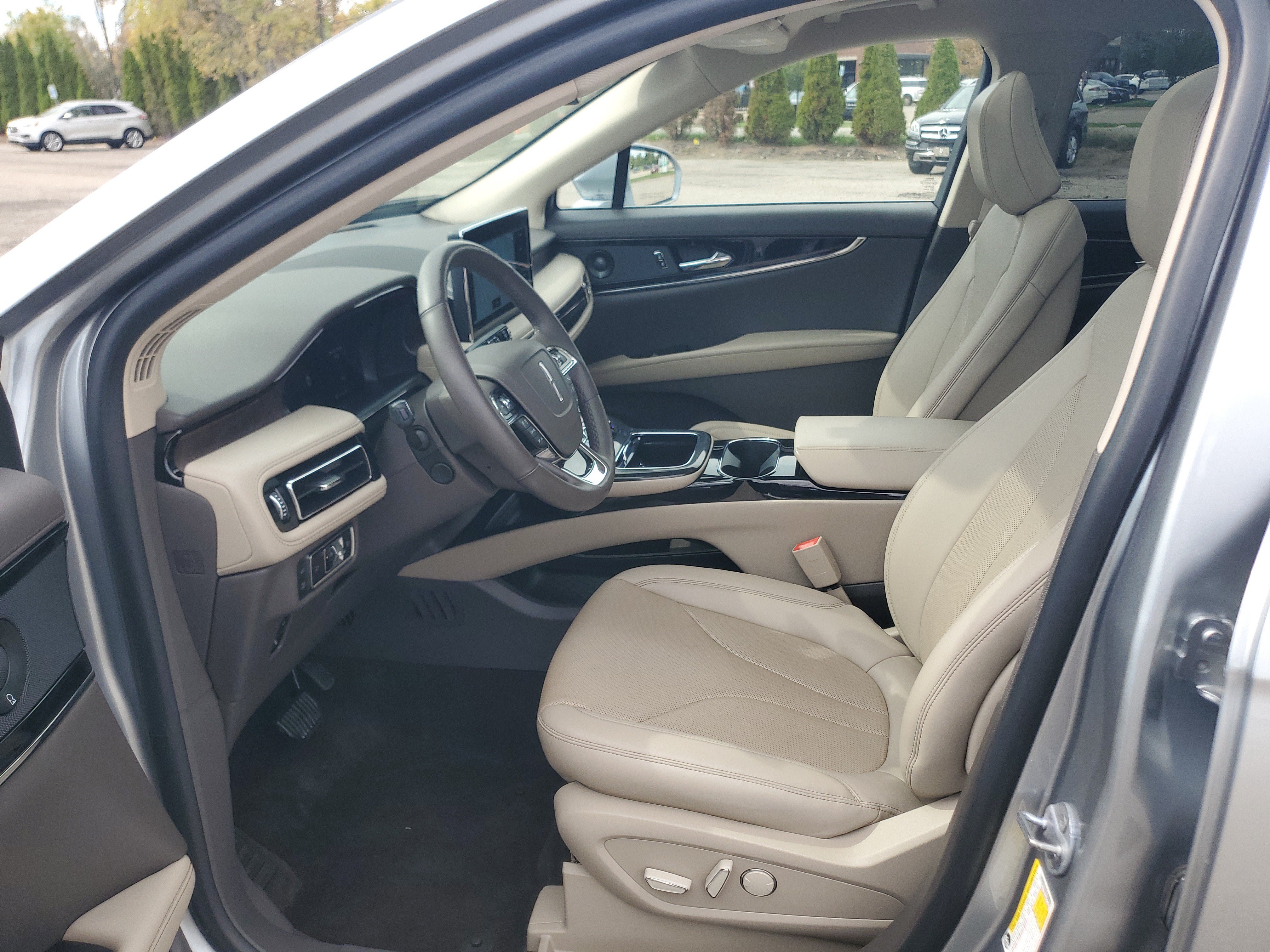 Used 2023 Lincoln Nautilus Reserve w/ Luxury Package AWD/4WD image 12