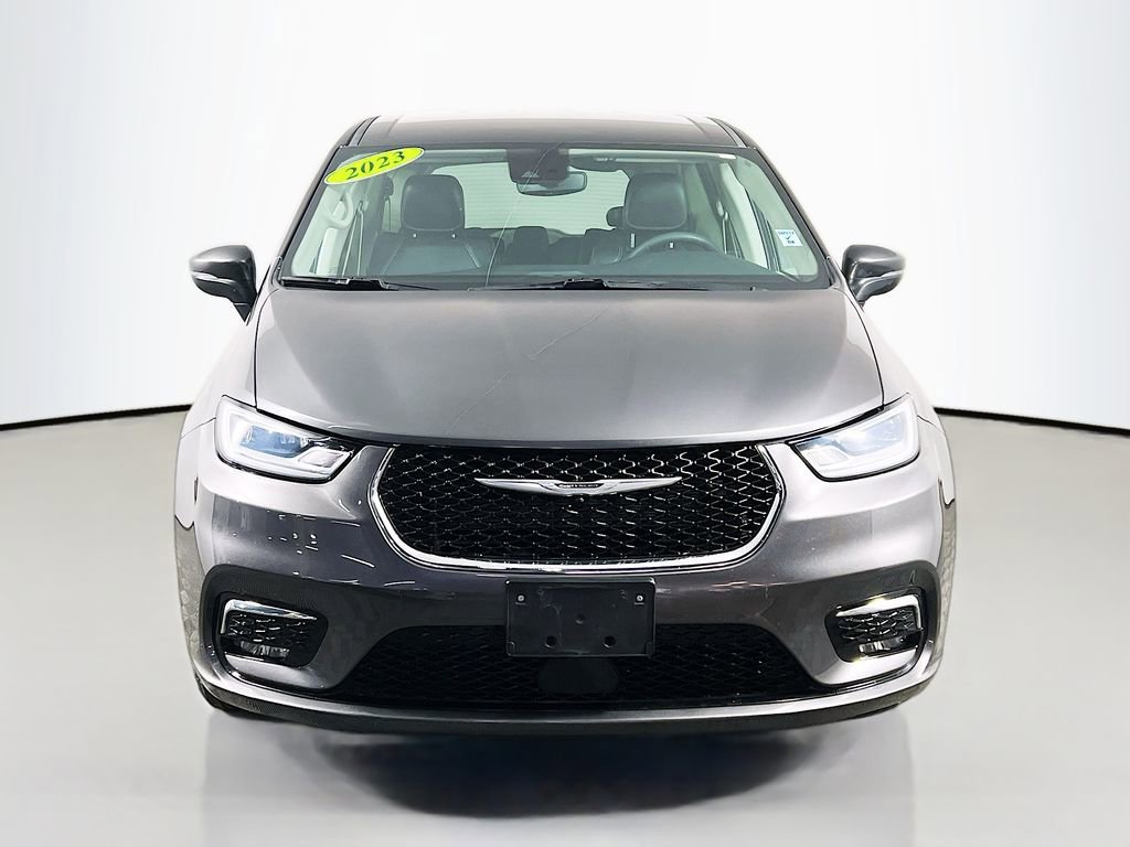 Used 2023 Chrysler Pacifica Touring-L FWD image 2