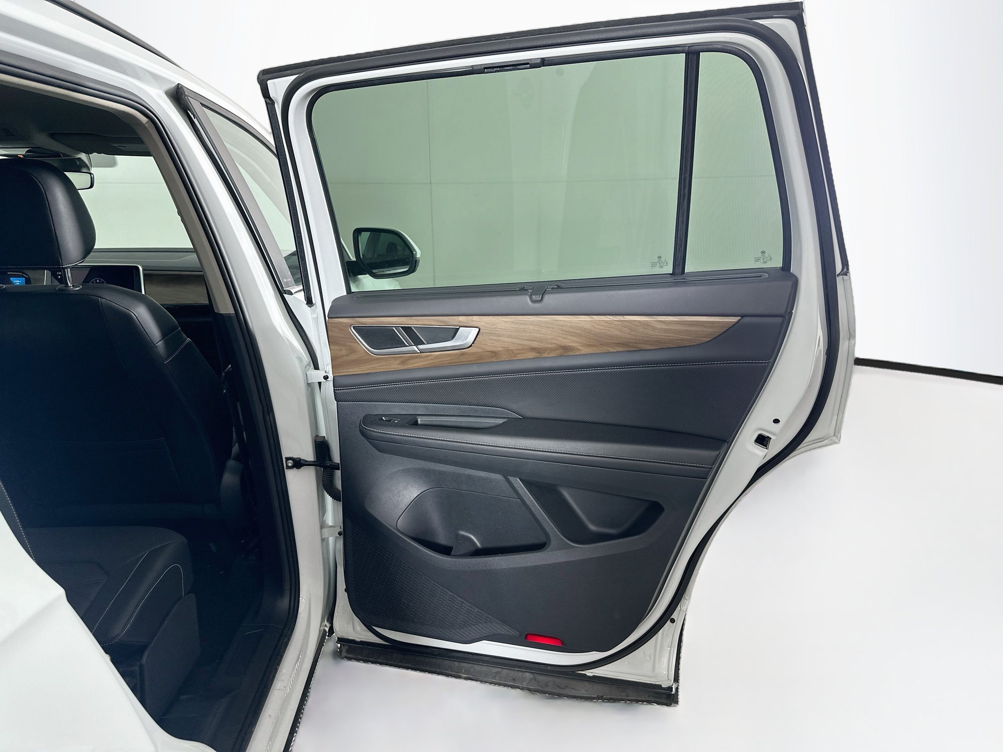 Used 2025 Volkswagen Atlas SE FWD image 31