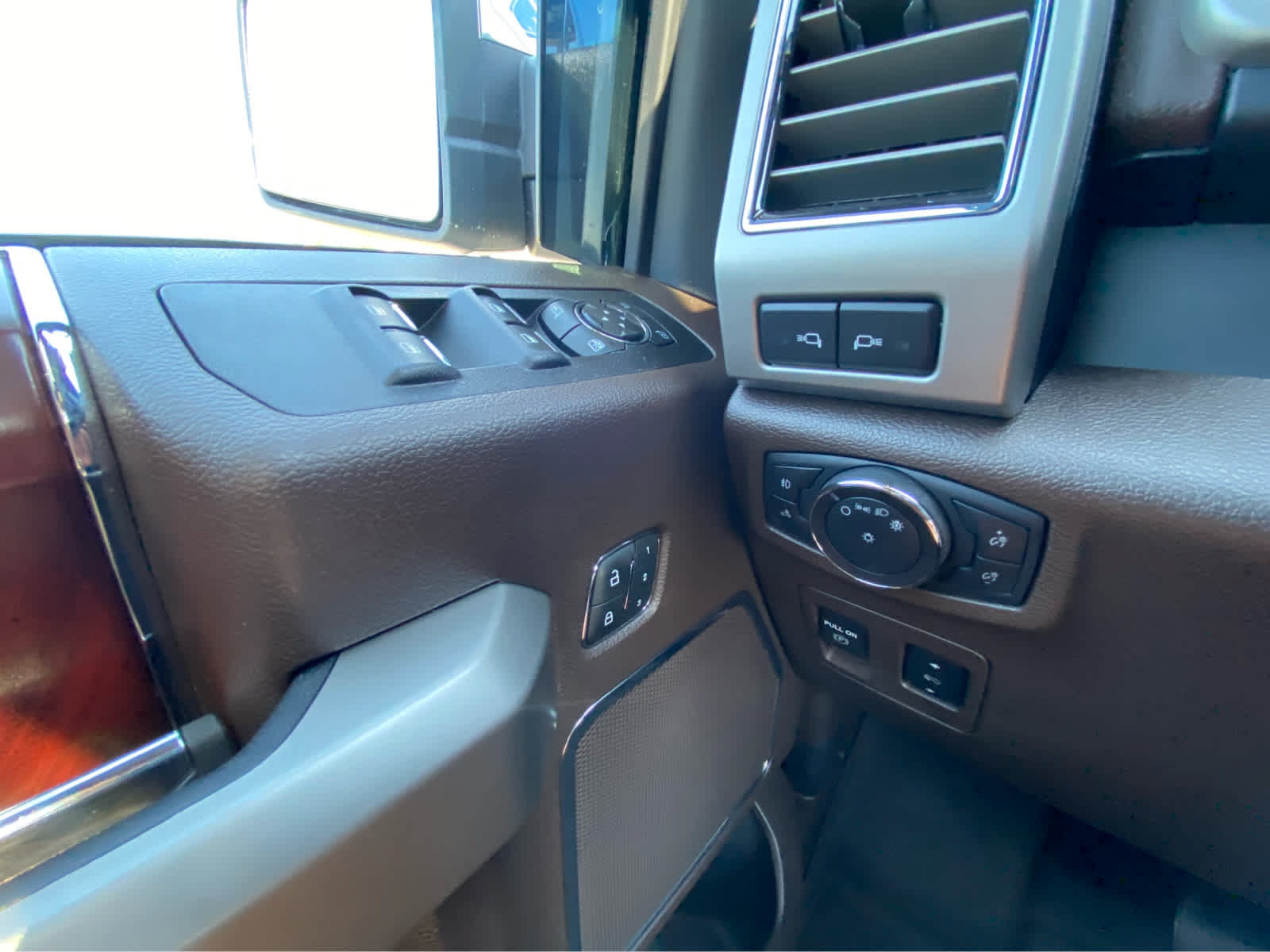 Used 2019 Ford F150 King Ranch w/ Equipment Group 601A Luxury AWD/4WD image 24