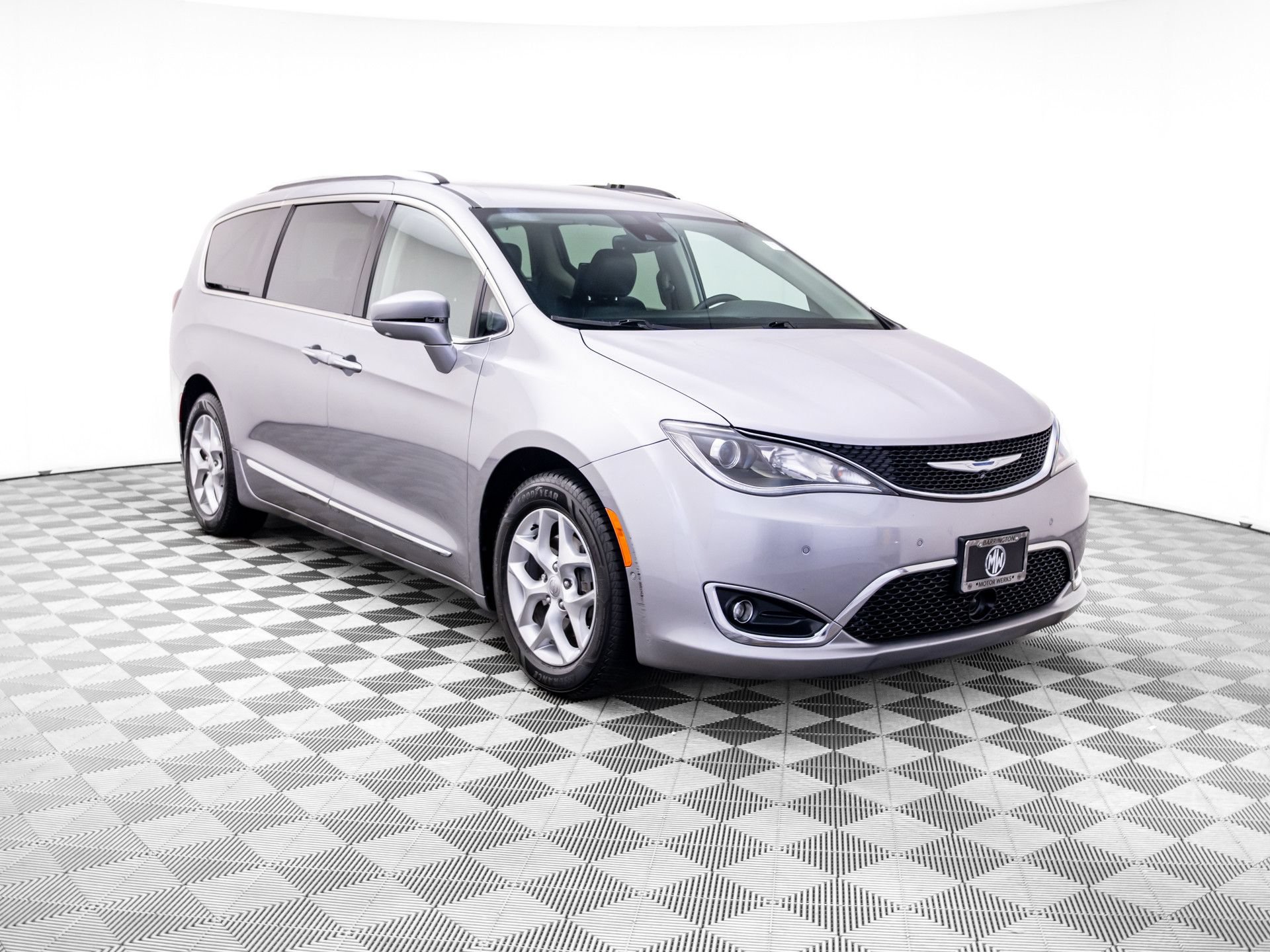 Used 2017 Chrysler Pacifica Touring-L Plus w/ Advanced Safetytec Group FWD image 7