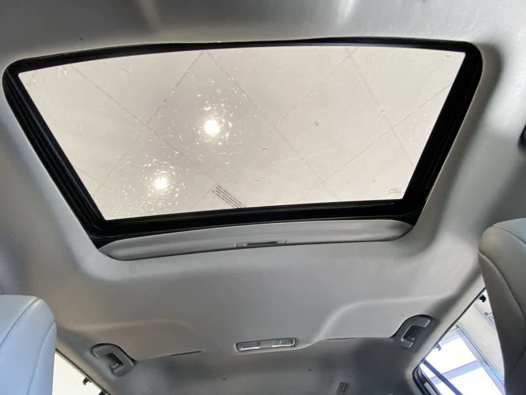 Used 2022 Toyota Highlander XLE AWD/4WD image 25