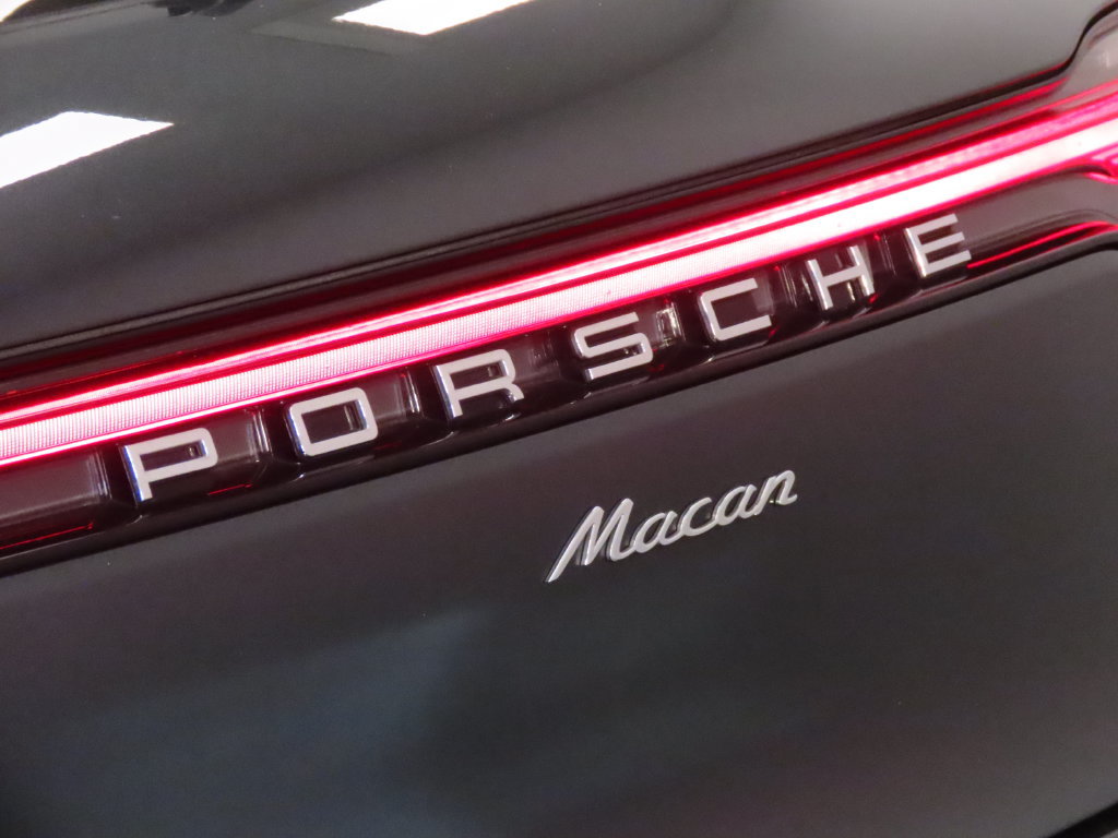Certified 2023 Porsche Macan AWD/4WD image 12