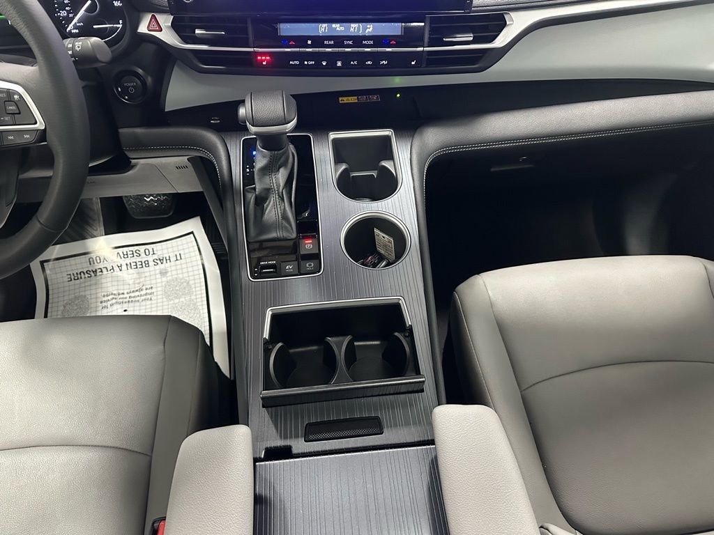 Used 2025 Toyota Sienna XLE image 40
