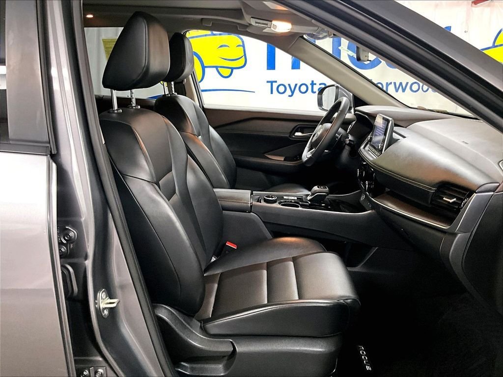 Used 2022 Nissan Rogue SV w/ SV Premium Package AWD/4WD image 11