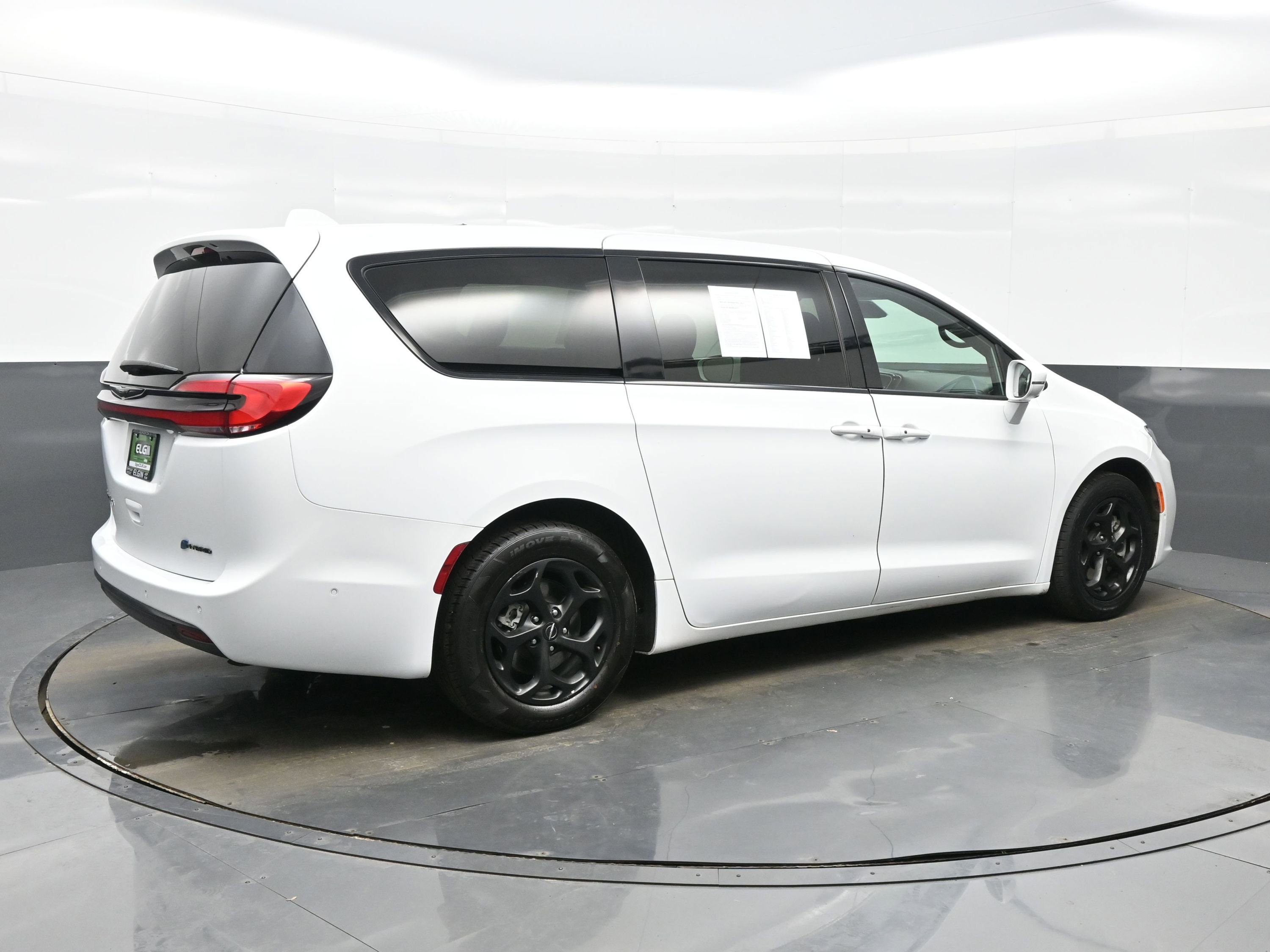 Used 2022 Chrysler Pacifica Touring-L w/ Uconnect Theater Family Group image 6