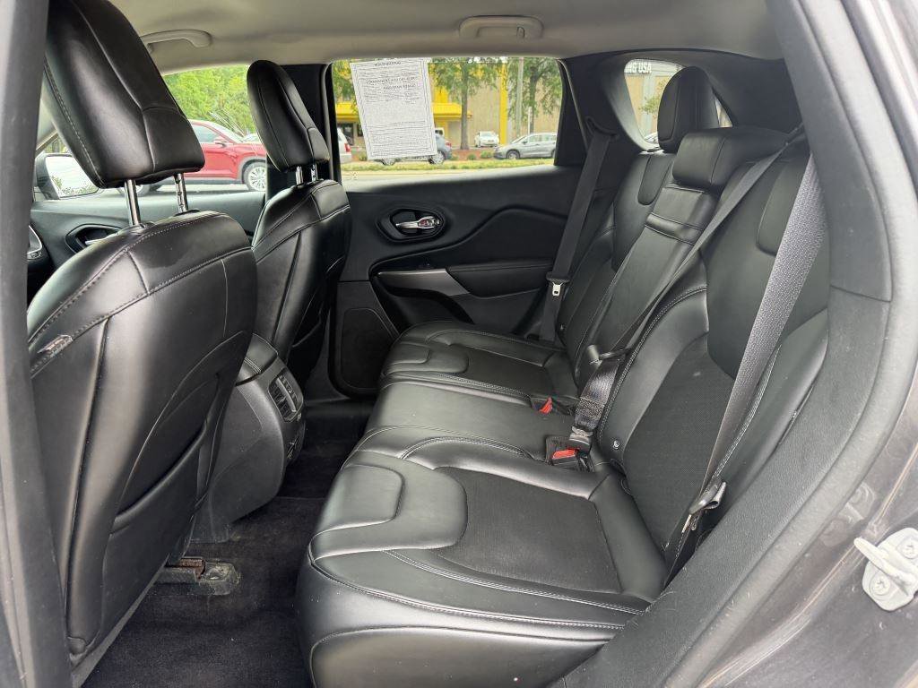 Used 2019 Jeep Cherokee Latitude Plus w/ Comfort/Convenience Group FWD image 9