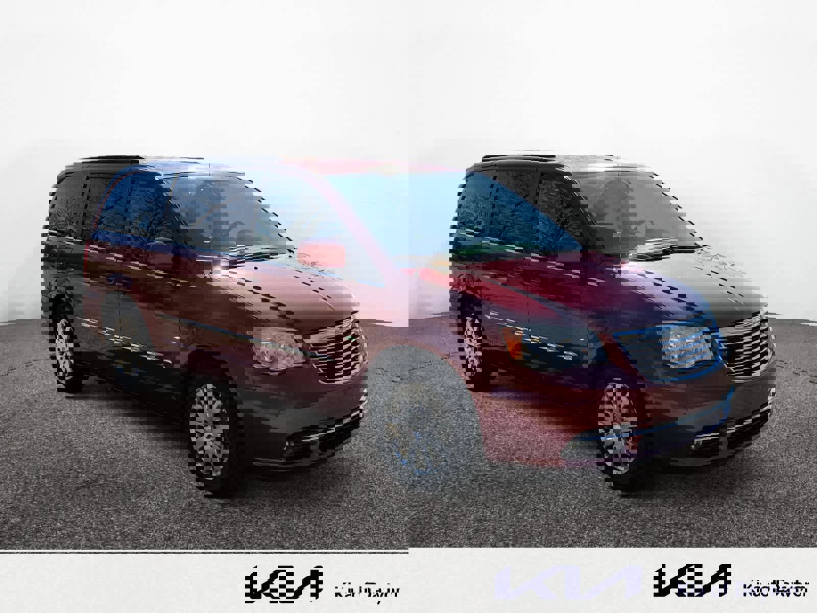 Used 2013 Chrysler Town & Country Touring image 7