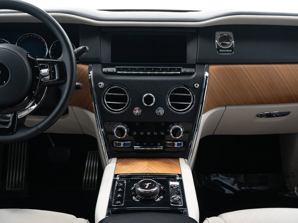 Certified 2020 Rolls-Royce Cullinan image 38