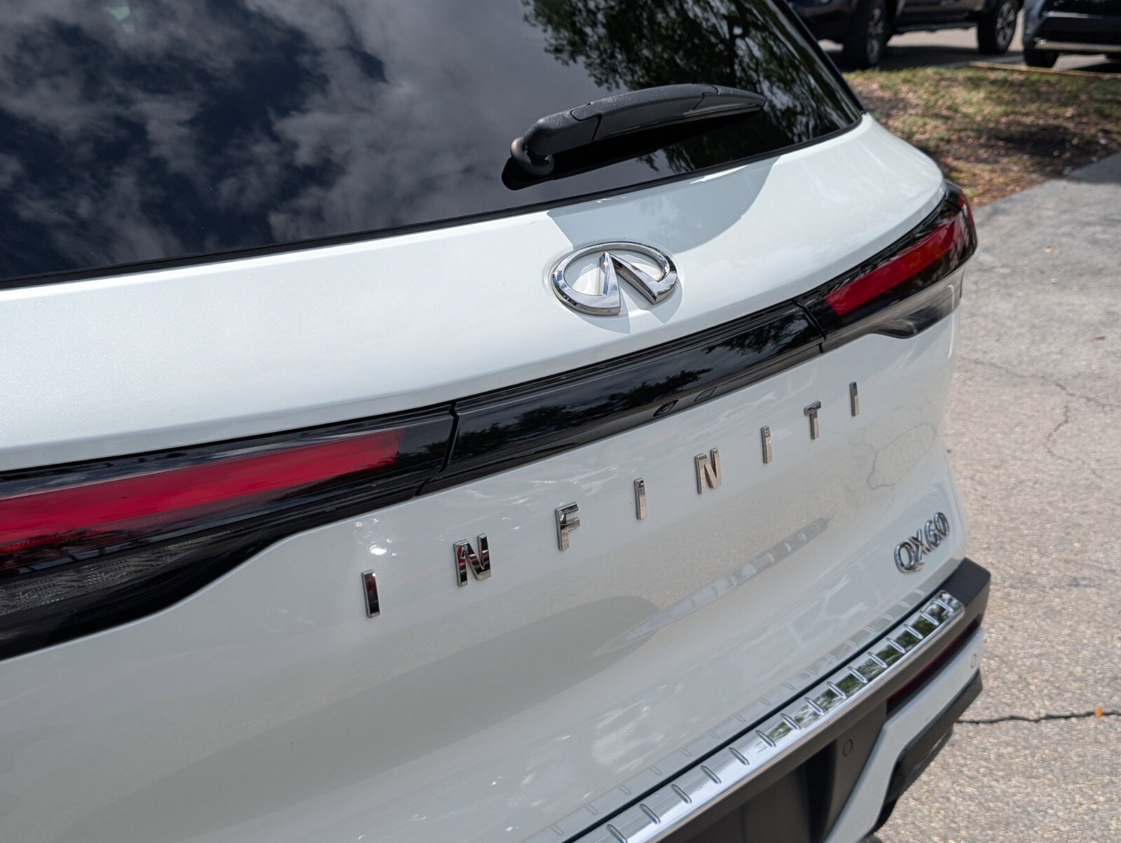 Used 2023 INFINITI QX60 Luxe w/ Performance Audio Package FWD image 16