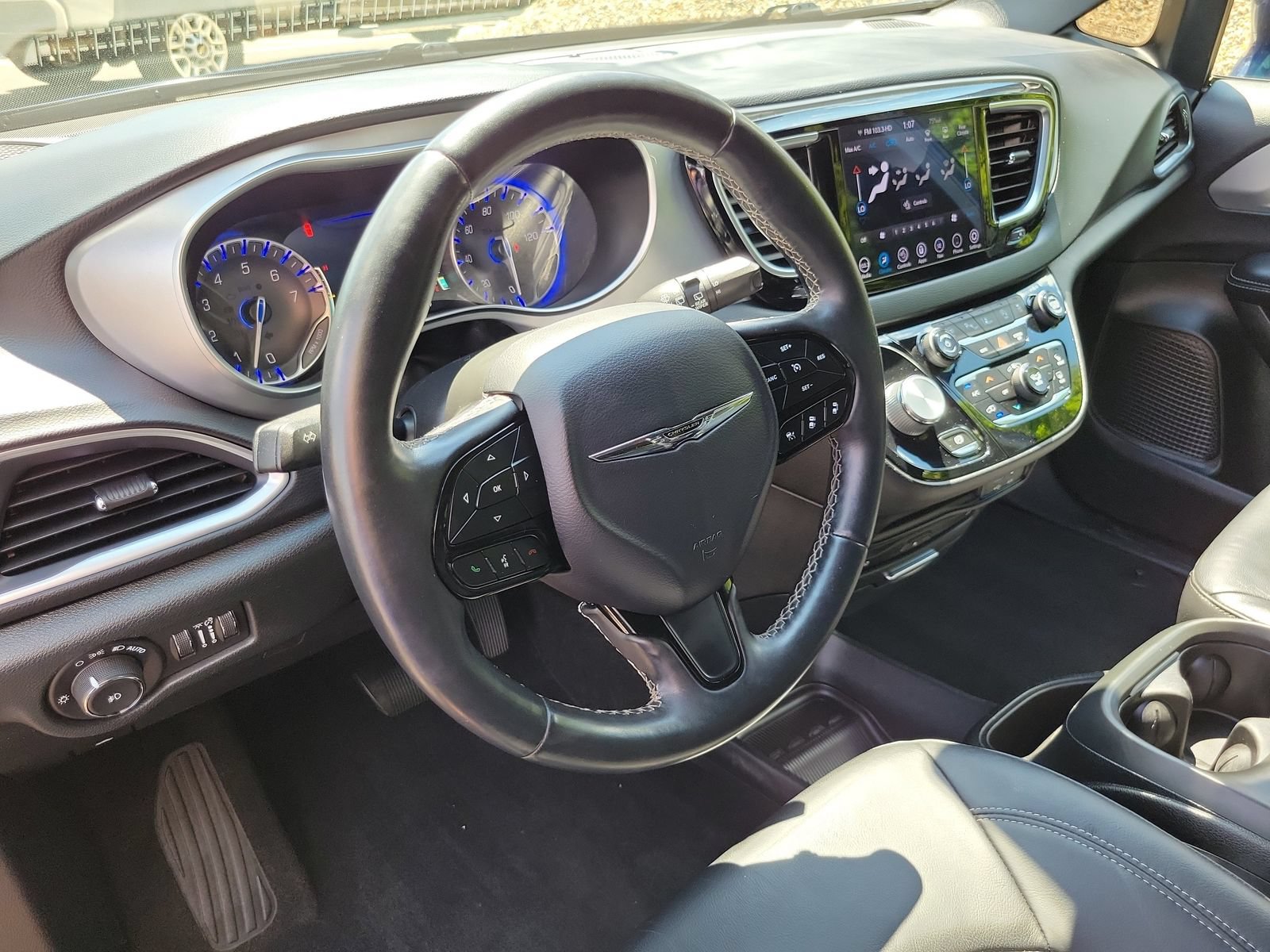 Used 2018 Chrysler Pacifica Touring-L Plus w/ Advanced Safetytec Group FWD image 11