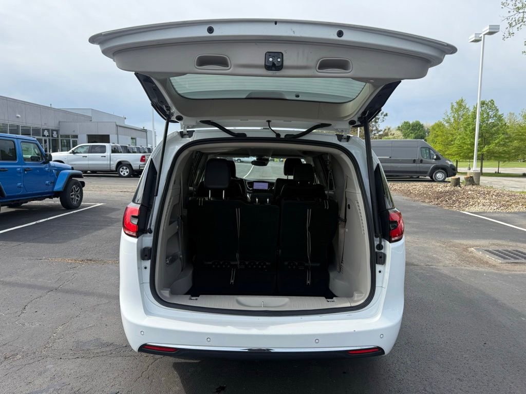 Used 2023 Chrysler Pacifica Touring-L FWD image 47