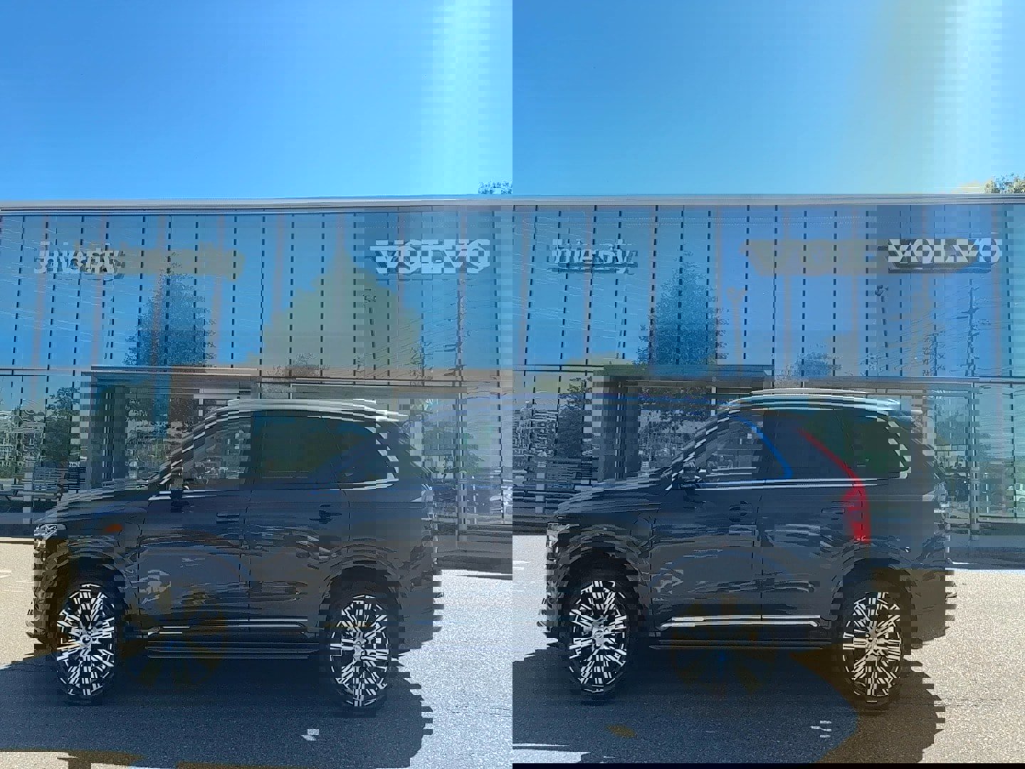 Certified 2024 Volvo XC90 T8 Plus w/ Protection Package Premier image 1